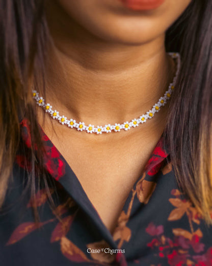 DAZZLING DAISY NECKLACE