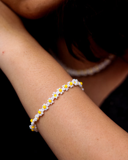 DAZZLING DAISY BRACELET