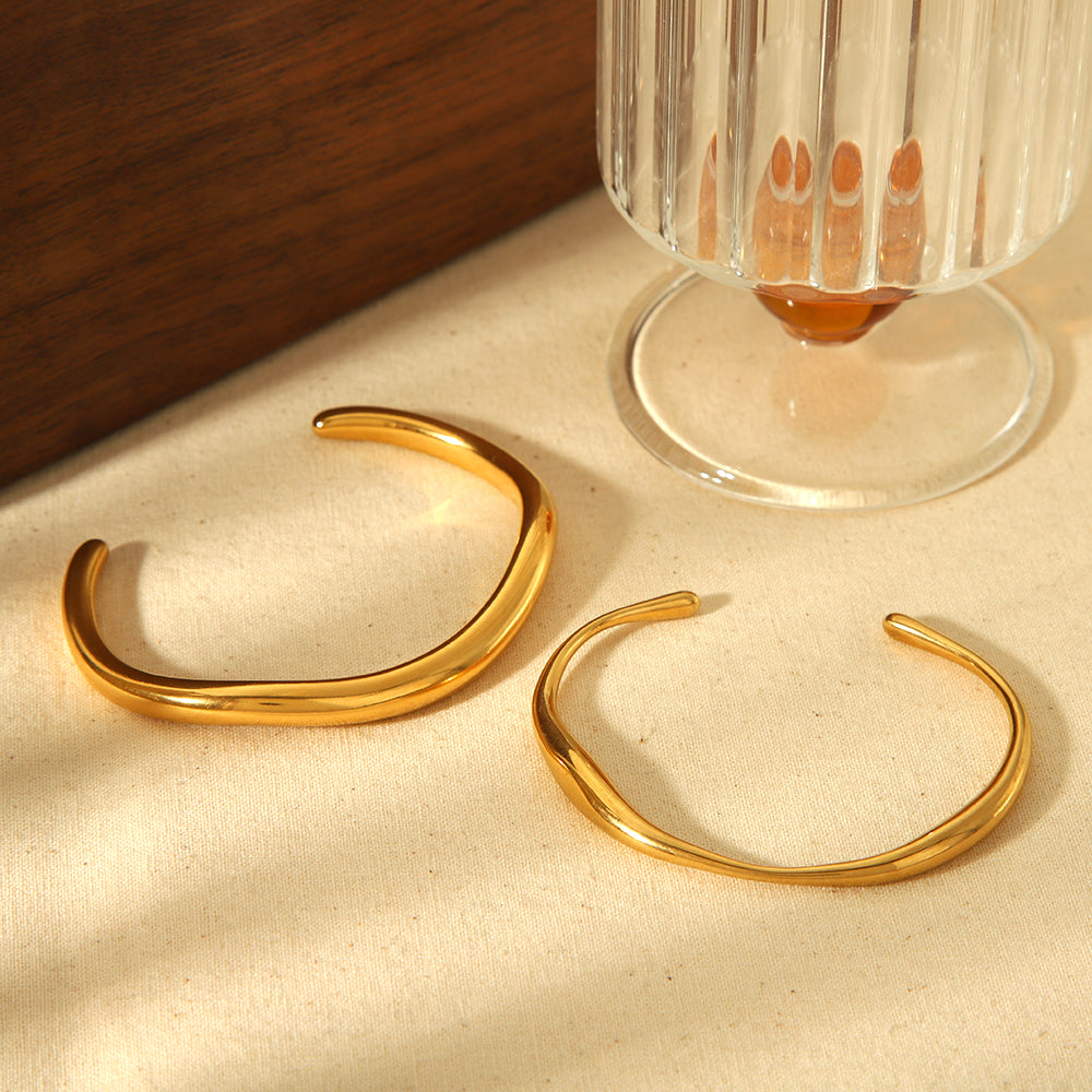 Curved Chic Slim Gold Bangle
