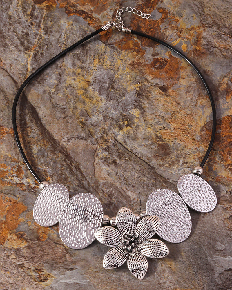 Hexafleur Ethnic Necklace